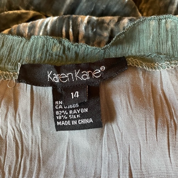 Karen Kane cap sleeve top - Picture 3 of 8